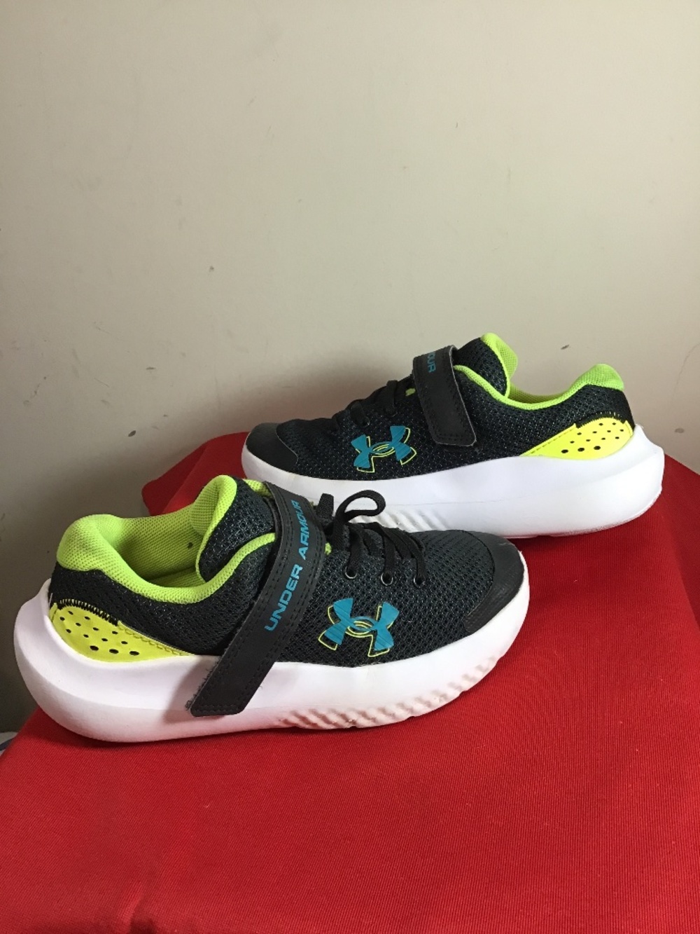🔥Under Armour, size 1Y, great condition, see photos 🔥